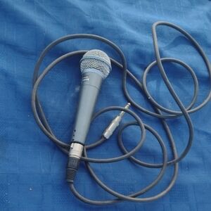 Shure Dynamic Black Wired Microphone